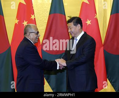 (141108) -- PEKING, 8. November 2014 -- der chinesische Präsident Xi Jinping (R) trifft sich mit dem bangladeschischen Präsidenten Abdul Hamid in der Großen Halle des Volkes in Peking, der Hauptstadt Chinas, am 8. November 2014. ) (hdt) CHINA-PEKING-XI JINPING-BANGLADESCH-ABDUL HAMID-MEETING (CN) DingxLin PUBLICATIONxNOTxINxCHN Peking 8. November 2014 DER chinesische Präsident Xi Jinping r trifft sich mit dem bangladeschischen Präsidenten Abdul Hamid in der Großen Halle der Prominenten in Peking Hauptstadt Chinas 8. November 2014 HDT China Peking XNOICi Jinping Bangladesch PUxBLATNNamid Stockfoto