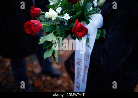 AKTUELLES ZEITGESCHEHEN Gedenken an die Reichspogromnacht von 1938 (141108) -- in der Nähe des Berliner Bahnhofs Grunewald versammeln sich Menschen mit Blumen, um an einer Gedenkveranstaltung für die Kristallnacht in Berlin am 7. November 2014 teilzunehmen. Rund 100 Mittelschüler und Schüler der örtlichen Polizeischule nahmen am Freitag an der Gedenkveranstaltung zum 76. Jahrestag der NS-Kristallnacht 1938 im Berliner Bahnhof Grunewald Teil. einer der wichtigsten Orte der Deportation der Berliner Juden während des Zweiten Weltkriegs )(azp) G Stockfoto