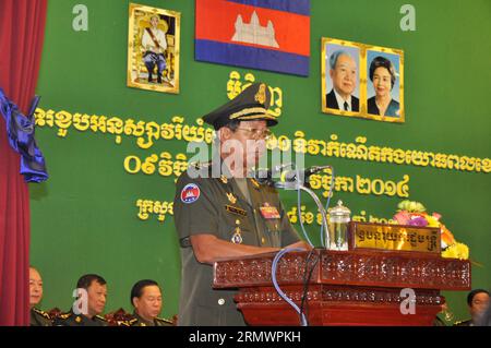 (141108) -- PHNOM PENH, 8. November 2014 -- kambodschanischer Verteidigungsminister General Tea Banh hält eine Rede in Phnom Penh, Kambodscha, 8. November 2014. Kambodscha feierte am Samstag den 61. Jahrestag der Gründung der Royal Cambodian Armed Forces (RCAF). KAMBODSCHA-PHNOM PENH-ARMEEJUBILÄUM Sovannara PUBLICATIONxNOTxINxCHN Phnom PENH 8. November 2014 kambodschanische Verteidigungsminister Gen Tea Banh hält eine Rede in Phnom Penh Kambodscha 8. November 2014 Kambodscha feierte AM Samstag den 61. Jahrestag der Gründung der Royal Cambodian Armed Forces RCAF Stockfoto