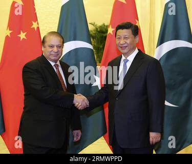 (141108) -- PEKING, 8. November 2014 -- der chinesische Präsident Xi Jinping (R) gibt dem pakistanischen Premierminister Nawaz Sharif während seines Treffens in der Großen Halle des Volkes in Peking, der Hauptstadt Chinas, am 8. November 2014 die Hand. ) (Wjq) CHINA-BEIJING-XI JINPING-PAKISTAN-NAWAZ SHARIF-MEETING (CN) DingxLin PUBLICATIONxNOTxINxCHN Peking 8. November 2014 der chinesische Präsident Xi Jinping r reißt die Hände mit dem pakistanischen Premierminister Nawaz Sharif während ihres Treffens in der Großen Halle der Prominenten in Peking Hauptstadt Chinas 8. November 2014 China Peking Peking Nai Jinwaping CN-VERÖFFENTLICHUNG Stockfoto