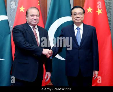 (141108) -- PEKING, 8. November 2014 -- der chinesische Ministerpräsident Li Keqiang (R) gibt dem pakistanischen Premierminister Nawaz Sharif während seines Treffens in der Großen Halle des Volkes in Peking, der Hauptstadt Chinas, am 8. November 2014 die Hand. ) (Wjq) CHINA-BEIJING-LI KEQIANG-PAKISTAN-NAWAZ SHARIF-MEETING (CN) YaoxDawei PUBLICATIONxNOTxINxCHN Peking 8. November 2014 Chinesischer Ministerpräsident Keqiang r schüttelt Hände mit pakistanischen Ministerpräsidenten Nawaz Sharif während ihres Treffens in der Großen Halle der Prominenten in Peking Hauptstadt Chinas 8. November 2014 China Nawaqiang CN YaoxDawei P Stockfoto