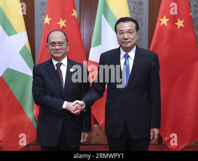 (141108) -- PEKING, 8. November 2014 -- der chinesische Ministerpräsident Li Keqiang (R) gibt dem Präsidenten Myanmars U Thein sein während ihres Treffens in der Großen Halle des Volkes in Peking, der Hauptstadt Chinas, am 8. November 2014 die Hand. ) (Wjq) CHINA-BEIJING-LI KEQIANG-MYANMAR-U THEIN-MEETING (CN) PangxXinglei PUBLICATIONxNOTxINxCHN Peking 8. November 2014 der chinesische Premierminister Keqiang r gibt dem Präsidenten Myanmars U Thein BE die Hand während ihres Treffens in der Großen Halle der Prominenten in Peking, Hauptstadt Chinas, 8. November 2014 China Peking, verließ Keqiang Myanmar treffen Sie CN PangxXinglei PUBLICATIONxNOTx Stockfoto