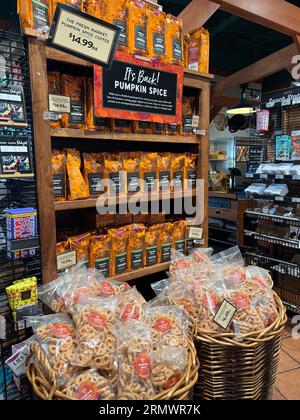 Die Kürbis-Gewürzsaison ist da! Auf dem Frischmarkt werden im Herbst Kürbis-Gewürzkaffee und Kürbis-Gewürzbrezeln angeboten. Stockfoto