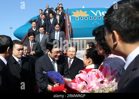 (141109) -- PEKING, 9. November 2014 -- der vietnamesische Präsident Truong Tan Sang (C) kommt am 9. November 2014 auf dem internationalen Flughafen der Hauptstadt Peking an. Truong Tan Sang ist in Peking, um an der 22. Tagung der Wirtschaftsführer der asiatisch-pazifischen Zusammenarbeit (APEC) teilzunehmen, die hier vom 10. Bis 11. November stattfinden wird. ) (lmm) (APEC 2014) CHINA-PEKING-APEC-VIETNAM-TRUONG TAN SANG-ARRIVAL (CN) XingxGuangli PUBLICATIONxNOTxINxCHN Peking 9. November 2014 vietnamesischer Präsident Truong TAN Sang C trifft AM 9. November 2014 AUF dem internationalen Flughafen DER Hauptstadt Peking ein Stockfoto