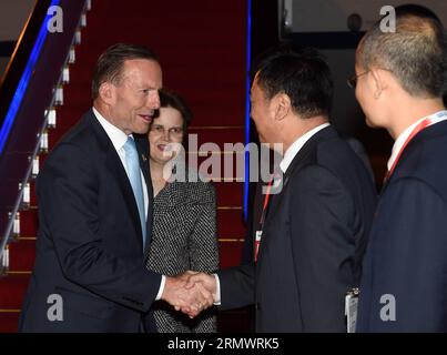 (141109) -- PEKING, 9. November 2014 -- der australische Premierminister Tony Abbott (1. L) kommt nach Peking, um an der 22. Tagung der Wirtschaftsführer der asiatisch-pazifischen Zusammenarbeit (APEC) in China, 9. November 2014, teilzunehmen. ) (Zkr) (APEC 2014) CHINA-BEIJING-APEC-TONY ABBOTT-ARRIVAL(CN) ChenxYehua PUBLICATIONxNOTxINxCHN Peking 9. November 2014 Australischer Premierminister Tony Abbott 1. L kommt in Peking an, um an der 22. Sitzung der APEC-Wirtschaftsführer der Asien-Pazifik-APEC teilzunehmen China 9. November 2014 CCR APEC 2014 China APEC-APEC Tony ChenCHINNICTxBLATXYTxCHNCN Stockfoto