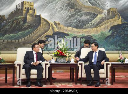 (141109) -- PEKING, 9. November 2014 -- Zhang Dejiang (1. R), Vorsitzender des Ständigen Ausschusses des Nationalen Volkskongresses Chinas, trifft sich mit dem mongolischen Präsidenten Tsakhiagiin Elbegdorj in Peking, Hauptstadt Chinas, am 9. November 2014. )(wjq) CHINA-BEIJING-ZHANG DEJIANG-MONGOLEI-ELBEGDORJ-MEETING (CN) XiexHuanchi PUBLICATIONxNOTxINxCHN Peking 9. November 2014 Zhang Dejiang 1. R Vorsitzender des Thing Committee des Nationalen Prominenten S Kongress von China trifft sich mit dem mongolischen Präsidenten Tsakhiagiin Elbegdorj in Peking, China, 2014, China, Zdorjiang, Elbeghang. Nov Stockfoto