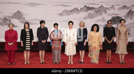 (141110) -- PEKING, 10. November 2014 -- Peng Liyuan (C), Ehefrau des chinesischen Präsidenten Xi Jinping, posiert für ein Gruppenfoto mit Ho Ching (1. L), Ehefrau von Singapurs Premierminister Lee Hsien Loong, Bronagh Key (2. L), Ehefrau von Neuseelands Premierminister John Key, Akie Abe (3. L), Ehefrau des japanischen Premierministers Shinzo Abe, Iriana Widodo (4. L), Ehefrau des indonesischen Präsidenten Joko Widodo, Laureen Harper (4. R), Ehefrau des kanadischen Premierministers Stephen Harper, Rosmah Mansor (3. R), Ehefrau des malaysischen Premierministers Najib Razak, Lynda Babao (2. R), Ehefrau des Premierministers von Papua-Neuguinea Peter O ne Stockfoto