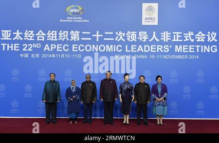 (141110) -- PEKING, 10. November 2014 -- der chinesische Präsident Xi Jinping (C) und seine Frau Peng Liyuan (3. R) posieren für Fotos mit dem laotischen Präsidenten Choummaly Sayasone (1. L), dem bangladeschischen Präsidenten Abdul Hamid (3. L), seiner Frau Rashida (2. L), dem mongolischen Präsidenten Tsakhiagiin Elbegdorj (2. R) und seiner Frau Khajidsuren Bolormaa Sie waren in China für ein Dialogtreffen über die Stärkung der Konnektivität und die Verbesserung der Zusammenarbeit, bevor sie ein Begrüßungsbankett für das 22. APEC-Treffen der Wirtschaftsführer in Peking, der Hauptstadt Chinas, am 10. November 2014 veranstalteten. ) (LMM) (APEC 2014) CHINA-BEIJING-APEC-BANKETT (CN) XIEXHUANCHI Stockfoto