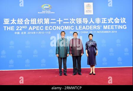 (141110) -- PEKING, 10. November 2014 -- der chinesische Präsident Xi Jinping (C), seine Frau Peng Liyuan (R) und der Chief Executive von Hongkong SAR Leung Chun-ying posieren für ein Foto vor einem Begrüßungsbankett für das 22. Treffen der Wirtschaftsführer der asiatisch-pazifischen Zusammenarbeit (APEC) in B?eijing, Hauptstadt Chinas, 10. November 2014. ) (lmm) (APEC 2014) CHINA-BEIJING-APEC-XI JINPING-BANKETT (CN) LixTao PUBLICATIONxNOTxINxCHN Peking 10. November 2014 der chinesische Präsident Xi Jinping C seine Frau Peng Liyuan r und der Chief Executive of China S Hongkong SAR Leung Chun Ying posieren für ein Foto vor einem Begrüßungsbankett für Stockfoto