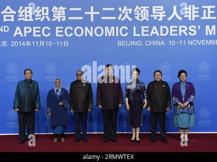 (141110) -- PEKING, 10. November 2014 -- der chinesische Präsident Xi Jinping (C) und seine Frau Peng Liyuan (3. R) posieren für Fotos mit dem laotischen Präsidenten Choummaly Sayasone (1. L), dem bangladeschischen Präsidenten Abdul Hamid (3. L), seiner Frau Rashida (2. L), dem mongolischen Präsidenten Tsakhiagiin Elbegdorj (2. R) und seiner Frau Khajidsuren Bolormaa Sie waren in China für ein Dialogtreffen über die Stärkung der Konnektivität und die Verbesserung der Zusammenarbeit, bevor sie ein Begrüßungsbankett für das 22. APEC-Treffen der Wirtschaftsführer in Peking, der Hauptstadt Chinas, am 10. November 2014 veranstalteten. ) (HDT) (APEC 2014) CHINA-BEIJING-APEC-BANKETT (CN) XIEXHUANCHI Stockfoto