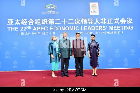 (141110) -- PEKING, 10. November 2014 -- der chinesische Präsident Xi Jinping (2. R) und seine Frau Peng Liyuan (R) posieren für ein Foto mit dem kanadischen Premierminister Stephen Harper (2. L) und seiner Frau Laureen Harper vor einem Begrüßungsbankett für das 22. Treffen der Wirtschaftsführer der asiatisch-pazifischen Zusammenarbeit (APEC) am 10. November 2014 in Peking. )(hdt) (APEC 2014) CHINA-BEIJING-APEC-XI JINPING-BANKETT (CN) LixTao PUBLICATIONxNOTxINxCHN Peking 10. November 2014 der chinesische Präsident Xi Jinping 2. R. und seine Frau Peng Liyuan stellen sich für ein Foto mit dem kanadischen Premierminister Stephen Harper 2. L und seiner Frau Laureen vor Stockfoto