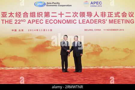 Der chinesische Präsident Xi Jinping (R) gibt vor dem ersten Abschnitt des 22. Treffens der Wirtschaftsführer der asiatisch-pazifischen Zusammenarbeit (APEC) im Yanqi Lake International Convention Center im nördlichen Vorort Peking, der Hauptstadt Chinas, die Hand an den Chef der chinesischen SAR Leung Chun-ying. 2014. ) (hdt) (APEC 2014) CHINA-PEKING-APEC-WIRTSCHAFTSTREFFEN (CN) YaoxDawei PUBLICATIONxNOTxINxCHN der chinesische Präsident Xi Jinping r gibt vor der ersten Sektion der 22. Asia Pacific Economic Co die Hände an den Chief Executive von China S Hongkong SAR Leung Chun Ying Stockfoto