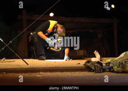 Israelische Sanitäter und Mitglieder religiöser Dienste suchen nach Spuren von Blut, während sie die Szene an einer Bushaltestelle in der Nähe der jüdischen Siedlung Alon Shvut in der Nähe der Westjordstadt Bethlehem aufräumen. wo eine jüdische Frau angeblich am 10. November 2014 von einem Palästinenser erstochen wurde. Der mutmaßliche Angreifer, ein Palästinenser in den 30er Jahren, der als Maher al-Hashlamun identifiziert wurde, versuchte angeblich, sein Auto in eine Bushaltestelle zu rammen und fing dann an, Menschen zu erstochen. Er wurde angeblich von einem Sicherheitsbeamten am Tatort erschossen und verletzt. ) MIDEAST-BETHLEHEM-ANGRIFF LuayxSababa PUBLICATIONxNOTxINxCHN israelische Sanitäter und Membe Stockfoto