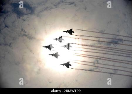 (141111) -- ZHUHAI, 11. November 2014 -- J-10-Jets des Bayi Aerobatic Teams der Luftwaffe der chinesischen Volksbefreiungsarmee treten auf der 10. China International Aviation and Aerospace Exhibition in Zhuhai, südchinesische Provinz Guangdong, am 11. November 2014 auf. Rund 700 Aussteller im in- und Ausland mit mehr als 130 Flugzeugen nahmen vom 11. Bis 16. November an der Airshow Teil. ) (Ry) CHINA-ZHUHAI-AIRSHOW(CN) LiangxXu PUBLICATIONxNOTxINxCHN Zhuhai 11. November 2014 J 10 Jet Fighters des Bayi Aerobatic Teams der Luftwaffe der chinesischen Berühmtheits S Liberation Army treten BEIM 10. China Internat auf Stockfoto