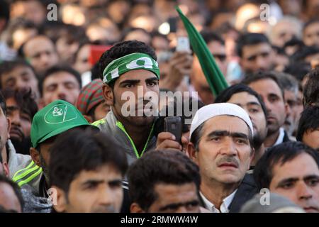 (141111) -- SRINAGAR, 11. November 2014 -- Unterstützer der pro-indischen Volksdemokratischen Partei (PDP) nehmen an einer Wahlkampagne in Khanabal in Anantnag Teil, etwa 52 km südlich von Srinagar, der Sommerhauptstadt des von Indien kontrollierten Kaschmirs, 11. November 2014. Nach der Mitteilung der indischen wahlkommission für Kommunalwahlen im von Indien kontrollierten Kaschmir haben pro-indische politische Parteien Wahlkampagnen gestartet. ) KASHMIR-SRINAGAR-ELECTION JavedxDar PUBLICATIONxNOTxINxCHN Srinagar 11. November 2014 Anhänger der Pro India Peoples Democratic Party PDP nehmen an DER WAHLKAMPAGNE in Anantnag A Teil Stockfoto