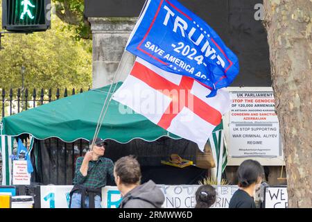 London, Großbritannien. 30. August 2023. Ein britischer Trump-Unterstützer steht vor Nummer 10. Quelle: Sinai Noor/Alamy Live News Stockfoto