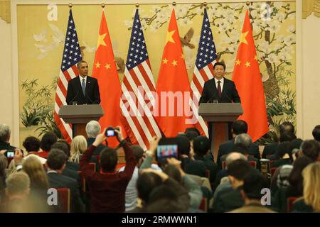 (141112) -- PEKING, 12. November 2014 -- der chinesische Präsident Xi Jinping (R) und US-Präsident Barack Obama nehmen an einer gemeinsamen Pressekonferenz Teil, nachdem sie ihre Gespräche in der Großen Halle des Volkes in Peking, Hauptstadt Chinas, am 12. November 2014 geführt haben. ) (lfj) CHINA-PEKING-XI JINPING-OBAMA-PRESSEKONFERENZ (CN) LiuxWeibing PUBLICATIONxNOTxINxCHN Peking 12. November 2014 der chinesische Präsident Xi Jinping r und US-Präsident Barack Obama nehmen an einer gemeinsamen Pressekonferenz Teil, nachdem sie IM Großen Saal der Prominenten in Peking Hauptstadt Chinas 12. November 2014 China Peking Xi Jinping Obama gesprochen haben Presse Konferenz CN PU Stockfoto