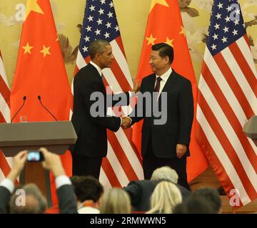 (141112) -- PEKING, 12. November 2014 -- der chinesische Präsident Xi Jinping (R) gibt nach den Gesprächen in der Großen Halle des Volkes in Peking, der Hauptstadt Chinas, am 12. November 2014 auf einer Pressekonferenz mit US-Präsident Barack Obama die Hand. ) (lfj) focus CHINA-PEKING-XI JINPING-OBAMA-PRESSEKONFERENZ (CN) LiuxWeibing PUBLICATIONxNOTxINxCHN Peking 12. November 2014 der chinesische Präsident Xi Jinping r reißt AUF einer Pressekonferenz mit US-Präsident Barack Obama nach ihren Gesprächen in der Großen Halle der Berühmtheiten in Peking, Hauptstadt Chinas, 12. November 2014 Fokus China Peking die Hände Xi Jinping Obama Pre Stockfoto