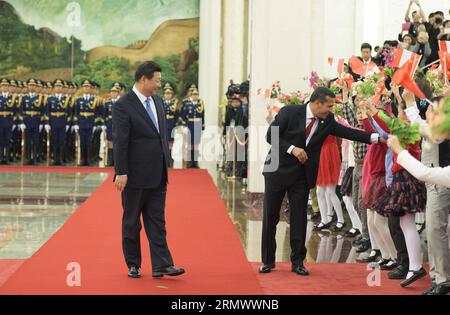 (141112) -- PEKING, 12. November 2014 -- der peruanische Präsident Ollanta Humala Tasso (R) begrüßt Kinder während einer Begrüßungszeremonie, die vom chinesischen Präsidenten Xi Jinping (L) in der Großen Halle des Volkes in Peking, der Hauptstadt Chinas, am 12. November 2014 gehalten wird. Der chinesische Präsident Xi Jinping führte am Mittwoch Gespräche mit Ollanta Humala Tasso. (wyl) CHINA-PEKING-XI JINPING-PERU-BEGRÜSSUNGSZEREMONIE(CN) HuangxJingwen PUBLICATIONxNOTxINxCHN Peking 12. November 2014 die peruanische Präsidentin Ollanta Humala Tasso r begrüßt Kinder während einer Begrüßungszeremonie des chinesischen Präsidenten Xi Jinping l IN der Großen Halle des Feiers Stockfoto