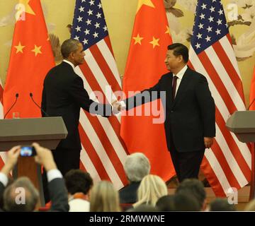 (141112) -- PEKING, 12. November 2014 -- der chinesische Präsident Xi Jinping (R) gibt nach den Gesprächen in der Großen Halle des Volkes in Peking, der Hauptstadt Chinas, am 12. November 2014 auf einer Pressekonferenz mit US-Präsident Barack Obama die Hand. ) (lfj) CHINA-PEKING-XI JINPING-OBAMA-PRESSEKONFERENZ (CN) LiuxWeibing PUBLICATIONxNOTxINxCHN Peking 12. November 2014 der chinesische Präsident Xi Jinping r reißt AUF einer Pressekonferenz mit US-Präsident Barack Obama nach ihren Gesprächen in der Großen Halle der Berühmtheiten in Peking Hauptstadt Chinas 12. November 2014 China Peking Xi Jinping die Hände Obama Press Conferenc Stockfoto