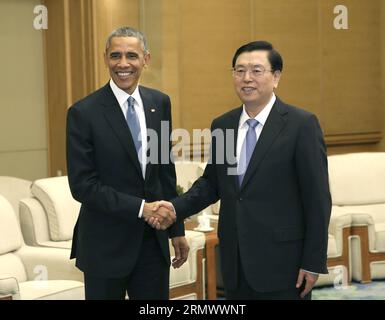 (141112) -- PEKING, 12. November 2014 -- Zhang Dejiang (R), Vorsitzender des Ständigen Ausschusses des Nationalen Volkskongresses, Chinas oberste Legislative, trifft sich mit US-Präsident Barack Obama in der Großen Halle des Volkes in Peking, Hauptstadt Chinas, am 12. November 2014. ) (wyl) CHINA-BEIJING-ZHANG DEJIANG-U.S.-OBAMA-MEETING (CN) PangxXinglei PUBLICATIONxNOTxINxCHN Peking 12. November 2014 Zhang Dejiang r Vorsitzender des Thing Committee des National Celebrities S Congress China S Top Legislature trifft sich mit dem US-Präsidenten Barack Obama in der Großen Halle der Prominenten in Peking Stockfoto