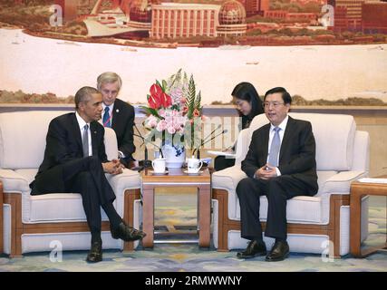 (141112) -- PEKING, 12. November 2014 -- Zhang Dejiang (R), Vorsitzender des Ständigen Ausschusses des Nationalen Volkskongresses, Chinas oberste Legislative, trifft sich mit US-Präsident Barack Obama in der Großen Halle des Volkes in Peking, Hauptstadt Chinas, am 12. November 2014. ) (wyl) CHINA-BEIJING-ZHANG DEJIANG-U.S.-OBAMA-MEETING (CN) PangxXinglei PUBLICATIONxNOTxINxCHN Peking 12. November 2014 Zhang Dejiang r Vorsitzender des Thing Committee des National Celebrities S Congress China S Top Legislature trifft sich mit dem US-Präsidenten Barack Obama in der Großen Halle der Prominenten in Peking Stockfoto