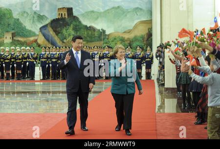 (141112) -- PEKING, 12. November 2014 -- der chinesische Präsident Xi Jinping (L) hält eine Begrüßungszeremonie für den Besuch der chilenischen Präsidentin Michelle Bachelet Jeria in der Großen Halle des Volkes in Peking, der Hauptstadt Chinas, am 12. November 2014 ab. XI hielt am Mittwoch Gespräche mit Michelle Bachelet Jeria. (wyl) CHINA-PEKING-XI JINPING-CHILE-BEGRÜSSUNGSZEREMONIE(CN) ZhangxDuo PUBLICATIONxNOTxINxCHN Peking 12. November 2014 der chinesische Präsident Xi Jinping l hält eine Begrüßungszeremonie für den Besuch des chilenischen Präsidenten Michelle Bachelet Jeria in der Großen Halle der Prominenten in Peking, Hauptstadt Chinas, 12. November 2014 Xi her ab Stockfoto