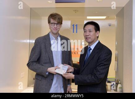 (141112) -- WASHINGTON D.C., 12. November 2014 -- Edmund Thomas Downie (L) erhält sein langfristiges Visum von Ruan Ping, Generalkonsul der chinesischen Botschaft in den USA, im Visa Department der chinesischen Botschaft in den Vereinigten Staaten in Washington D.C., 12. November 2014. China hat am Mittwoch die erste Gruppe von Visa mit einer Gültigkeitsdauer von zehn Jahren an US-Bürger hier ausgestellt und damit ein neues Abkommen umgesetzt, das den Austausch zwischen den beiden Ländern fördern soll. ) US-WASHINGTON D.C.-CHINA-TEN-YEAR-VISA-ISSUED YinxBogu PUBLICATIONxNOTxINxCHN Washington D C Nov 12 2014 Edmund Thomas Downie l receive Stockfoto