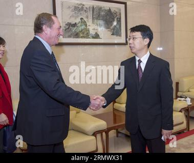 (141113) -- PEKING, 13. November 2014 -- Yu Shaoliang (R), Vice President der Xinhua News Agency, trifft sich mit Jim Volkwyn, CEO der MIH Pay TV Platform, in Peking, Hauptstadt Chinas, 13. November 2014. ) (lfj) CHINA-BEIJING-XINHUA-MIH-MEETING (CN) LixXueren PUBLICATIONxNOTxINxCHN Peking 13. November 2014 Yu Shaoliang r Vice President der XINHUA News Agency trifft Jim CEO der MIH Pay TV Platform in Beijing Capital of China 13. November 2014 China Beijing XINHUA H Meeting NOCN LixuMIxMINUCHTICNICTICN Stockfoto