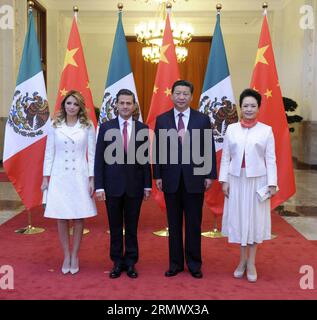 (141113) -- PEKING, 13. November 2014 -- der chinesische Präsident Xi Jinping (2. R) und seine Frau Peng Liyuan (1. R) posieren für ein Gruppenfoto mit dem mexikanischen Präsidenten Enrique Pena Nieto (2. L) und seiner Frau Angela Rivero (1. L) während einer Begrüßungszeremonie in der Großen Halle des Volkes in Peking, Hauptstadt Chinas, 13. November 2014. ) (lfj) CHINA-MEXIKO-PRÄSIDENTEN-BEGRÜSSUNGSZEREMONIE (CN) ZhangxDuo PUBLICATIONxNOTxINxCHN Peking 13. November 2014 der chinesische Präsident Xi Jinping 2. R. und seine Frau Peng Liyuan 1. R. posieren für ein Gruppenfoto mit dem MEXIKANISCHEN Präsidenten Enrique Pena Nieto 2. L und seiner Frau Angela Rivero 1 Stockfoto