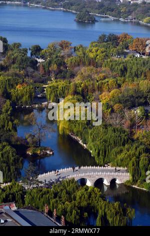 (141113) -- PEKING, 13. November 2014 -- Foto aufgenommen am 13. November 2014 zeigt die Landschaft des Daming Lake in Jinan, ostchinesische Provinz Shandong. ) (Yxb) CHINA-SHANDONG-JINAN-DAMING LAKE-LANDSCHAFT (CN) GuoxXulei PUBLICATIONxNOTxINxCHN Peking 13. November 2014 Foto aufgenommen AM 13. November 2014 zeigt die Landschaft des Daming Lake in Jinan Ostchina Provinz S Shan Dong China Shan Daming Lake Landschaft CN PUBLICATIONxNOTxINxCHN Stockfoto