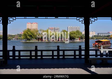 (141113) -- PEKING, 13. November 2014 -- Foto aufgenommen am 13. November 2014 zeigt die Landschaft des Daming Lake in Jinan, ostchinesische Provinz Shandong. ) (Yxb) CHINA-SHANDONG-JINAN-DAMING LAKE-LANDSCHAFT (CN) GuoxXulei PUBLICATIONxNOTxINxCHN Peking 13. November 2014 Foto aufgenommen AM 13. November 2014 zeigt die Landschaft des Daming Lake in Jinan Ostchina Provinz S Shan Dong China Shan Daming Lake Landschaft CN PUBLICATIONxNOTxINxCHN Stockfoto