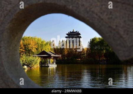 (141113) -- PEKING, 13. November 2014 -- Foto aufgenommen am 13. November 2014 zeigt die Landschaft des Daming Lake in Jinan, ostchinesische Provinz Shandong. ) (Yxb) CHINA-SHANDONG-JINAN-DAMING LAKE-LANDSCHAFT (CN) GuoxXulei PUBLICATIONxNOTxINxCHN Peking 13. November 2014 Foto aufgenommen AM 13. November 2014 zeigt die Landschaft des Daming Lake in Jinan Ostchina Provinz S Shan Dong China Shan Daming Lake Landschaft CN PUBLICATIONxNOTxINxCHN Stockfoto