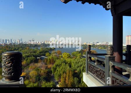 (141113) -- PEKING, 13. November 2014 -- Foto aufgenommen am 13. November 2014 zeigt die Landschaft des Daming Lake in Jinan, ostchinesische Provinz Shandong. ) (Yxb) CHINA-SHANDONG-JINAN-DAMING LAKE-LANDSCHAFT (CN) GuoxXulei PUBLICATIONxNOTxINxCHN Peking 13. November 2014 Foto aufgenommen AM 13. November 2014 zeigt die Landschaft des Daming Lake in Jinan Ostchina Provinz S Shan Dong China Shan Daming Lake Landschaft CN PUBLICATIONxNOTxINxCHN Stockfoto