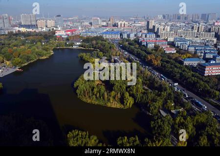 (141113) -- PEKING, 13. November 2014 -- Foto aufgenommen am 13. November 2014 zeigt die Landschaft des Daming Lake in Jinan, ostchinesische Provinz Shandong. ) (Yxb) CHINA-SHANDONG-JINAN-DAMING LAKE-LANDSCHAFT (CN) GuoxXulei PUBLICATIONxNOTxINxCHN Peking 13. November 2014 Foto aufgenommen AM 13. November 2014 zeigt die Landschaft des Daming Lake in Jinan Ostchina Provinz S Shan Dong China Shan Daming Lake Landschaft CN PUBLICATIONxNOTxINxCHN Stockfoto