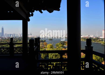 (141113) -- PEKING, 13. November 2014 -- Foto aufgenommen am 13. November 2014 zeigt die Landschaft des Daming Lake in Jinan, ostchinesische Provinz Shandong. ) (Yxb) CHINA-SHANDONG-JINAN-DAMING LAKE-LANDSCHAFT (CN) GuoxXulei PUBLICATIONxNOTxINxCHN Peking 13. November 2014 Foto aufgenommen AM 13. November 2014 zeigt die Landschaft des Daming Lake in Jinan Ostchina Provinz S Shan Dong China Shan Daming Lake Landschaft CN PUBLICATIONxNOTxINxCHN Stockfoto