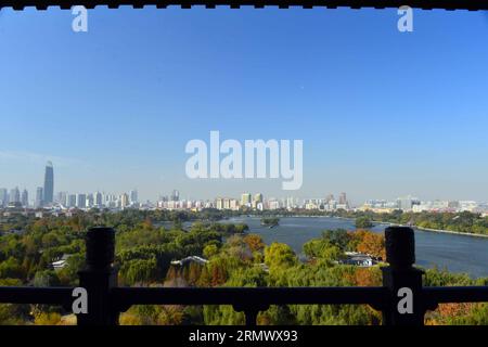 (141113) -- PEKING, 13. November 2014 -- Foto aufgenommen am 13. November 2014 zeigt die Landschaft des Daming Lake in Jinan, ostchinesische Provinz Shandong. ) (Yxb) CHINA-SHANDONG-JINAN-DAMING LAKE-LANDSCHAFT (CN) GuoxXulei PUBLICATIONxNOTxINxCHN Peking 13. November 2014 Foto aufgenommen AM 13. November 2014 zeigt die Landschaft des Daming Lake in Jinan Ostchina Provinz S Shan Dong China Shan Daming Lake Landschaft CN PUBLICATIONxNOTxINxCHN Stockfoto