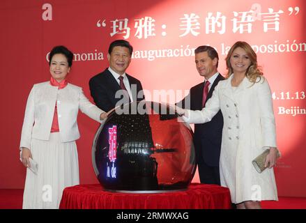 (141113) -- PEKING, 13. November 2014 -- der chinesische Präsident Xi Jinping (2. L), seine Frau Peng Liyuan (1. L) und Mexikos Präsident Enrique Pena Nieto (2. R) und seine Frau schnitten gemeinsam das Band bei der Eröffnungszeremonie der Mayas-Ausstellung: die Sprache der Schönheit im chinesischen Nationalmuseum in Peking, Hauptstadt Chinas, 13. November 2014. ) (Yxb) CHINA-BEIJING-XI JINPING-MEXICAN PRESIDENT-EXHIBITION(CN) LiuxWeibing PUBLICATIONxNOTxINxCHN Peking 13. November 2014 chinesischer Präsident Xi Jinping 2. L seine Frau Peng Liyuan 1. L und MEXIKANISCHER Präsident Enrique Pena Nieto 2. R und seine Frau Cut the Ri Stockfoto