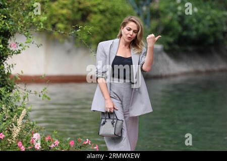 30. August 2023, Venedig, Venetien, Italien: CLAUDIA GERINI kommt auf dem Lido zum 80. Filmfestival in Venedig (Bild: © Mickael Chavet/ZUMA Press Wire) NUR REDAKTIONELLE VERWENDUNG! Nicht für kommerzielle ZWECKE! Stockfoto