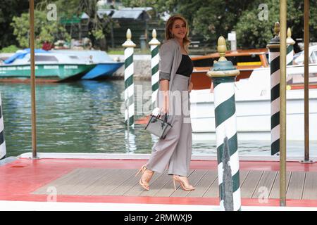 30. August 2023, Venedig, Venetien, Italien: CLAUDIA GERINI kommt auf dem Lido zum 80. Filmfestival in Venedig (Bild: © Mickael Chavet/ZUMA Press Wire) NUR REDAKTIONELLE VERWENDUNG! Nicht für kommerzielle ZWECKE! Stockfoto