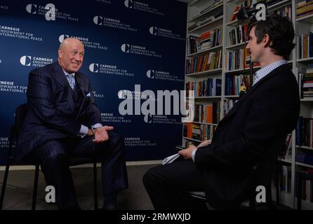 (141113) -- WASHINGTON D.C., 13. November 2014 -- Douglas H. Paal (L), Vice President for Studies an der Carnegie Endowment for International Peace, spricht während eines Interviews der Xinhua News Agency in Washington D.C., Hauptstadt der Vereinigten Staaten, 12. November 2014. China hat gezeigt, dass es ein konstruktiver Global Player auf den Asien-Pazifik-Treffen der wirtschaftlichen Zusammenarbeit (APEC) dieser Woche in Peking war, sagte der in den USA ansässige China-Experte am Mittwoch. ) US-WASHINGTON-APEC-INTERVIEW-DOUGLAS PAAL BaoxDandan PUBLICATIONxNOTxINxCHN Washington D C Nov 13 2014 Douglas H Paal l Vizepräsident für Studien AN DER Carneg Stockfoto