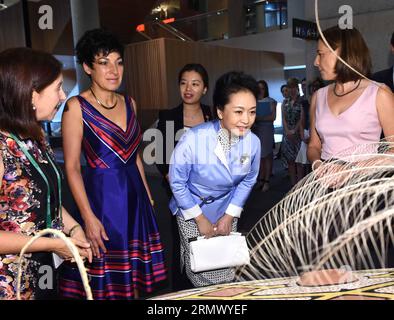 (141116) -- BRISBANE, 16. November 2014 -- Peng Liyuan (2. R), Ehefrau des chinesischen Präsidenten Xi Jinping, besucht Queensland Museum in Brisbane, Australien, 16. November 2014. ) (lfj) AUSTRALIA-BRISBANE-PENG LIYUAN-VISIT RaoxAimin PUBLICATIONxNOTxINxCHN Brisbane 16. November 2014 Peng Liyuan 2. R Ehefrau des chinesischen Präsidenten Xi Jinping besucht Queensland Museum in Brisbane Australien 16. November 2014 Australien Brisbane Peng Liyuan Visit RaoxAimin PUBLICATIONxNOTxINxCHN Stockfoto