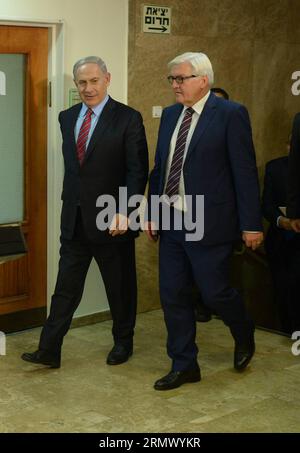 (141116) -- JERUSALEM, 16. November 2014 -- der israelische Premierminister Benjamin Netanyahu (L) und der deutsche Außenminister Frank-Walter Steinmeier kommen am 16. November 2014 zu einer Pressekonferenz im Büro des Ministerpräsidenten in Jerusalem. ) MIDEAST-JERUSALEM-ISRAEL-DEUTSCHLAND-DIPLOMATIE GPO/AmosxBenxGershom PUBLICATIONxNOTxINxCHN Jerusalem 16. November 2014 der israelische Premierminister Benjamin Netanyahu l und der Besuch DER deutschen Außenminister Frank Walter Stein Meier treffen AM 16. November 2014 IM Büro der Ministerpräsidenten in Jerusalem zu einer Pressekonferenz ein Stockfoto