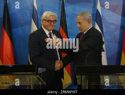 (141116) -- JERUSALEM, 16. November 2014 -- der israelische Premierminister Benjamin Netanyahu (R) gibt am 16. November 2014 während einer Pressekonferenz im Büro des Ministerpräsidenten in Jerusalem die Hand mit dem deutschen Außenminister Frank-Walter Steinmeier. ) MIDEAST-JERUSALEM-ISRAEL-DEUTSCHLAND-DIPLOMACY POOL/RonenxZvulun PUBLICATIONxNOTxINxCHN Jerusalem 16. November 2014 der israelische Premierminister Benjamin Netanyahu r reißt die Hände mit dem deutschen Außenminister Frank Walter Stein Meier während einer Pressekonferenz IM Büro DER Ministerpräsidenten in Jerusalem AM 16. November 2014 Mideast Jerusalem Israel Deutschland Stockfoto