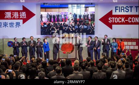 Der Chief Executive von Hongkong, Leung Chun-Ying (6. R), und Chow Chung-kong (6. L), Vorsitzender der Hong Kong Exchanges and Clearing Limited, nehmen an der Eröffnungszeremonie des Shanghai-Hong Kong Stock Connect-Programms in Hongkong, Südchina, 17. November 2014, Teil. Der Meilenstein Shanghai-Hong Kong Stock Connect, der die Börsen von Hongkong und Shanghai verbinden soll, wurde am Montag offiziell ins Leben gerufen. ) (wf) (FOCUS)CHINA-SHANGHAI-HONG KONG STOCK CONNECT-LAUNCH(CN) LuixSiuxWai PUBLICATIONxNOTxINxCHN Hong Kong S Chief Executive Leung Chun Ying 6. R und Chow Chung Kong 6. L Chairman o Stockfoto