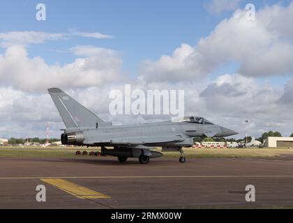 RAF Eurofighter Typhoon wartet auf die Abfahrt von der Royal International Air Tattoo 2023 Stockfoto