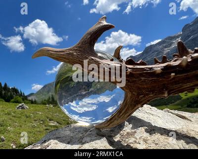 Stillleben von eindrucksvollem rehbockgeweih (Jagdtrophäe), neben Linsenkugel, Kristallkugel, mit Reflexionen des Gauertals (Montafon, Vorarlberg) Stockfoto