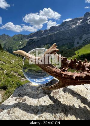 Stillleben von eindrucksvollem rehbockgeweih (Jagdtrophäe), neben Linsenkugel, Kristallkugel, mit Reflexionen des Gauertals (Montafon, Vorarlberg) Stockfoto