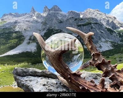 Stillleben von eindrucksvollem rehbockgeweih (Jagdtrophäe), neben Linsenkugel, Kristallkugel, mit Reflexionen des Gauertals (Montafon, Vorarlberg) Stockfoto