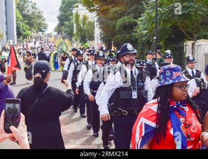 London, Großbritannien. 28. August 2023. Polizeibeamte nehmen ihre Positionen während der Parade am zweiten Tag des diesjährigen Notting Hill Karnevals ein. Stockfoto